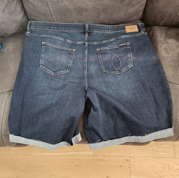 NWT Calvin Klein plus size Jean Shorts. Size 24 W. Dark blue denim - Picture 3 of 9